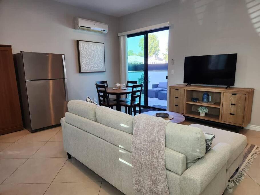 Spacious 1 Bed Adu In Encino, Away From Hébergement de vacances *
