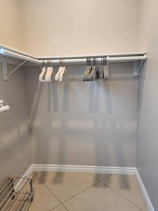 Spacious 1 Bed Adu In Encino, Away From *
