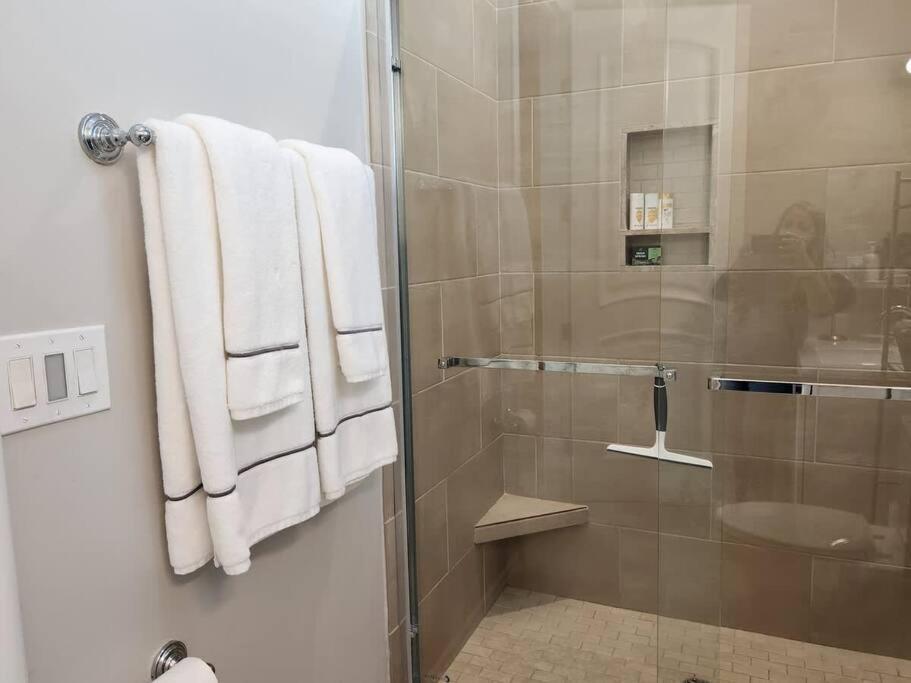 Spacious 1 Bed Adu In Encino, Away From Hébergement de vacances *